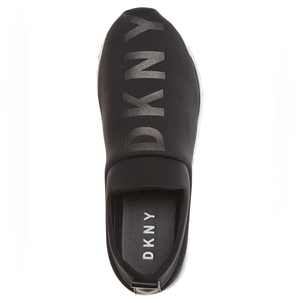 DKNY SLIP ON JOGGER SNEAKER - BLACK SIZE 9.5 (NEW WITH TAGS)